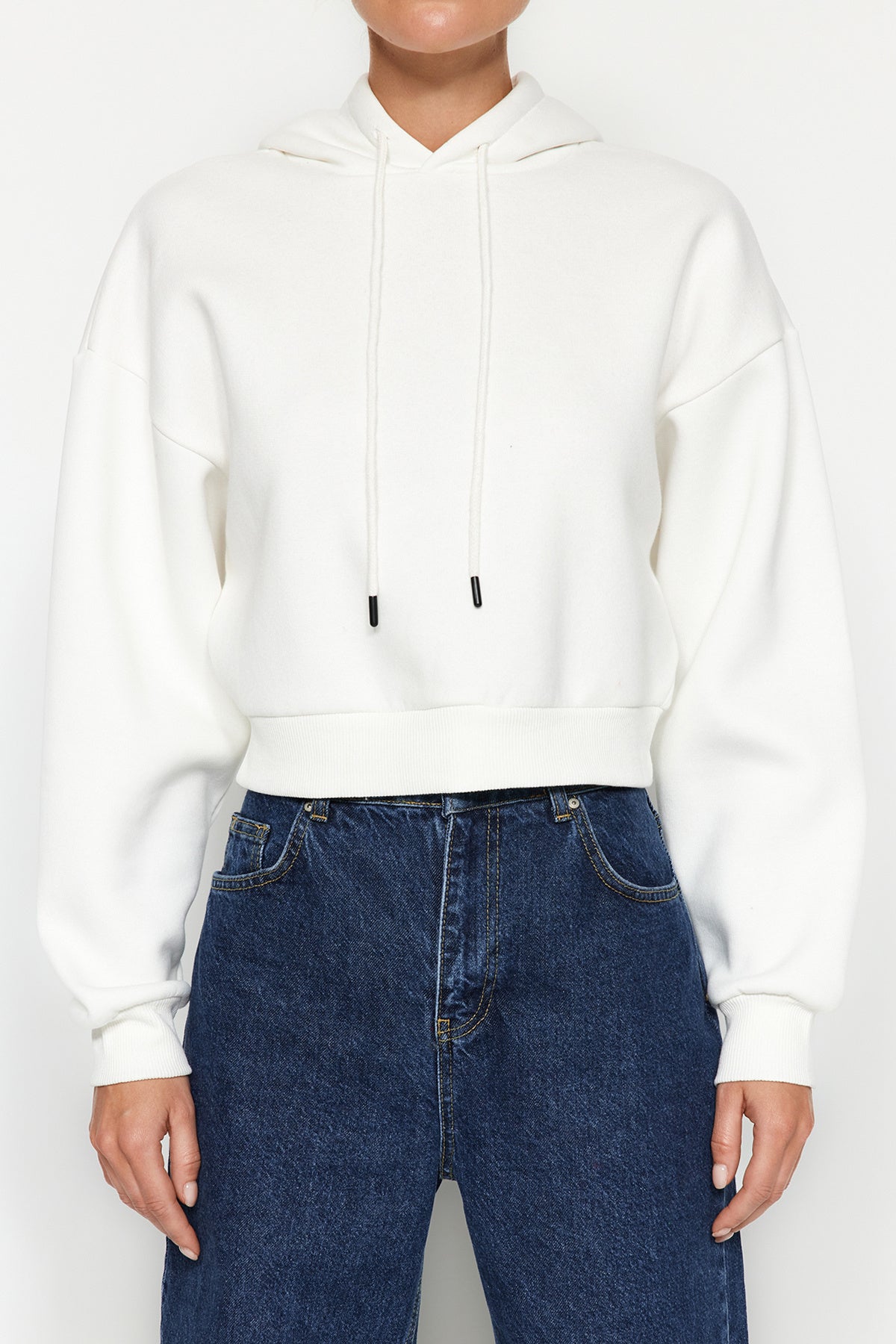 Trendyolmilla Siyah Kalın İçi Polarlı Kapüşonlu Rahat Kesim Crop Basic Örme Sweatshirt TWOAW24SW00105