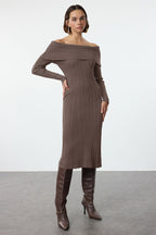 Trendyolmilla Kahverengi Midi Triko Basic Carmen Yaka Elbise TWOAW25EL00033