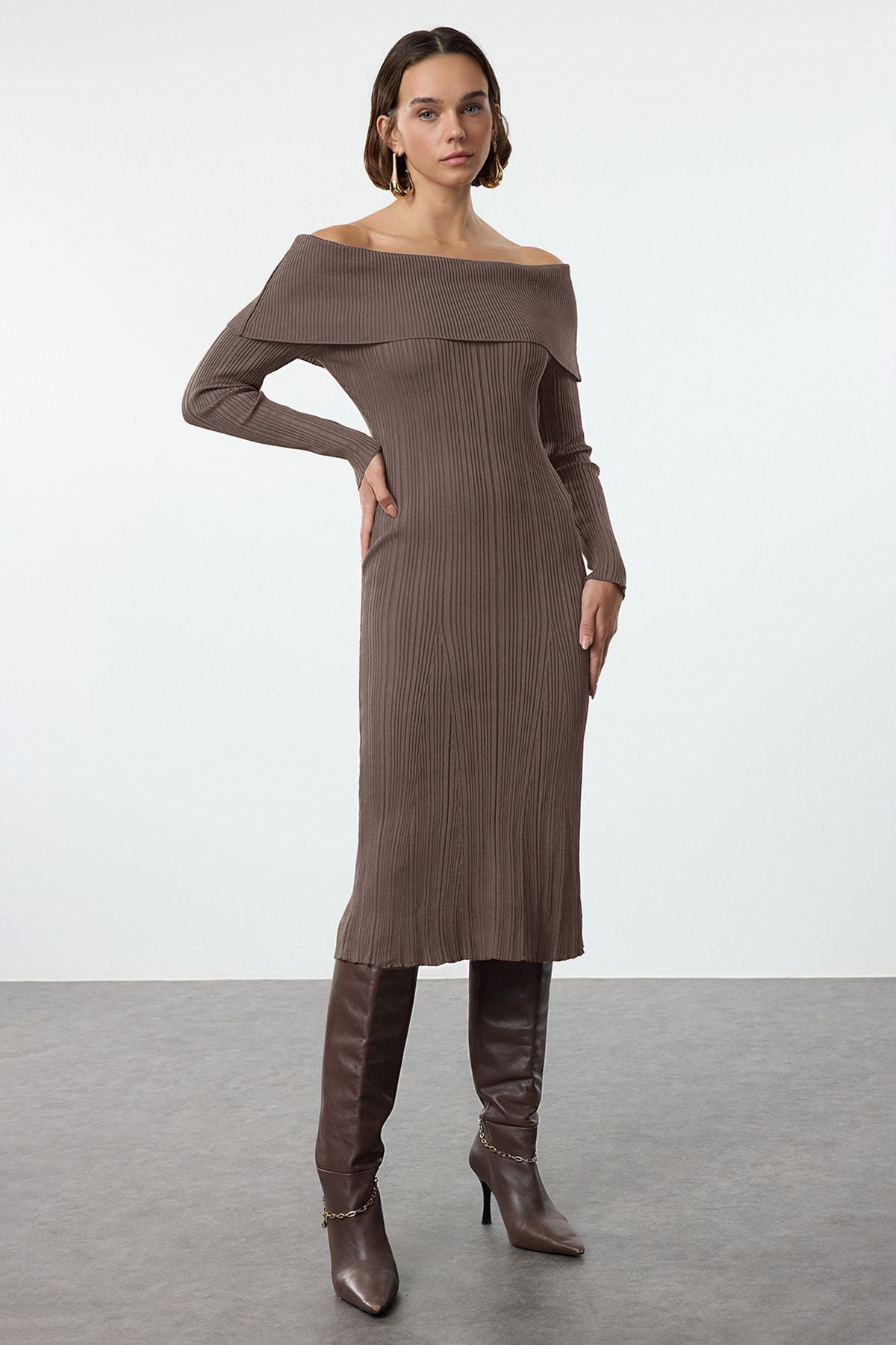 Trendyolmilla Kahverengi Midi Triko Basic Carmen Yaka Elbise TWOAW25EL00033