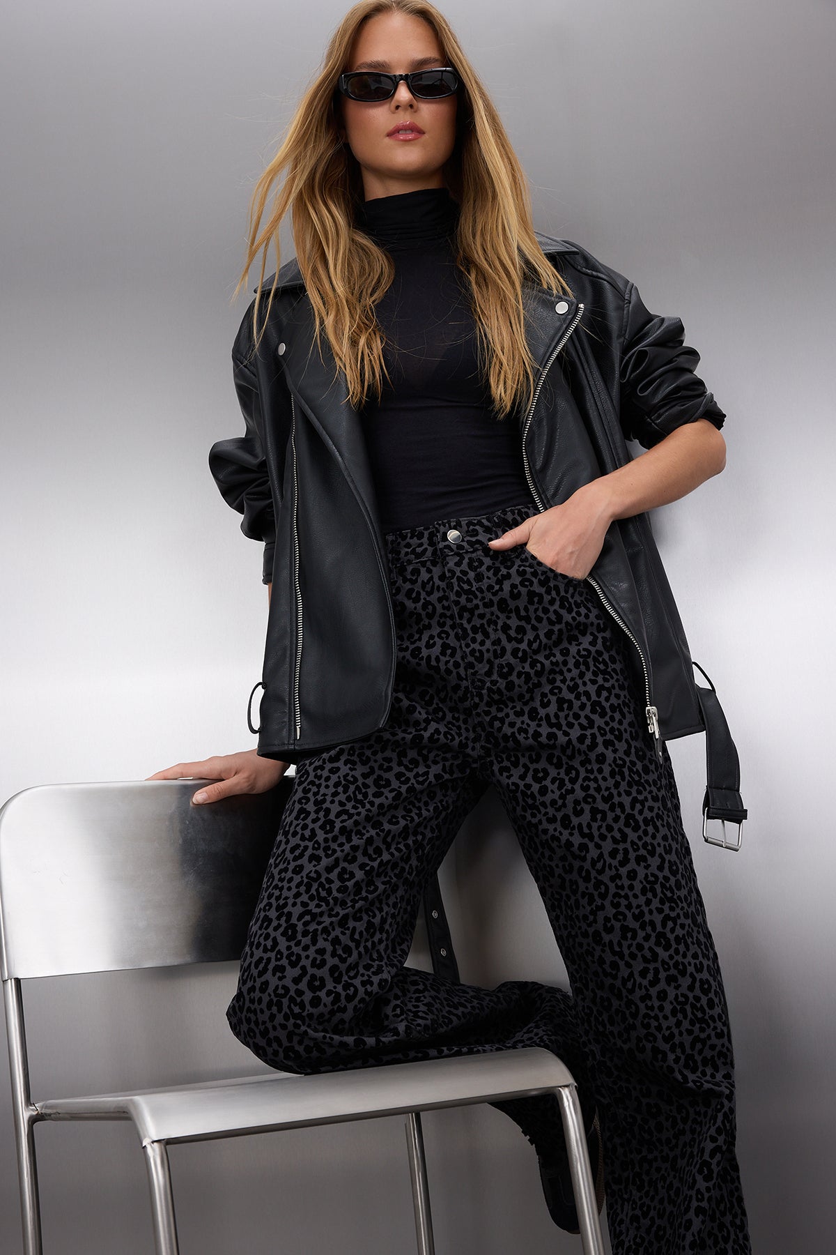 Trendyolmilla Siyah Süet Görünümlü Leopar Desenli Yüksek Bel Wide Leg Jeans TWOAW25JE00394