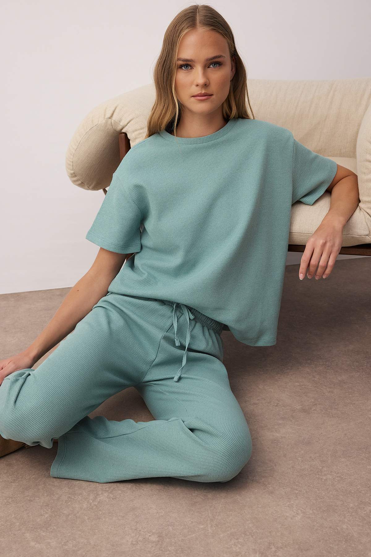 Trendyolmilla Bej Bel Bağlama Detaylı Waffle Örme Pijama Takımı THMAW26PT00050