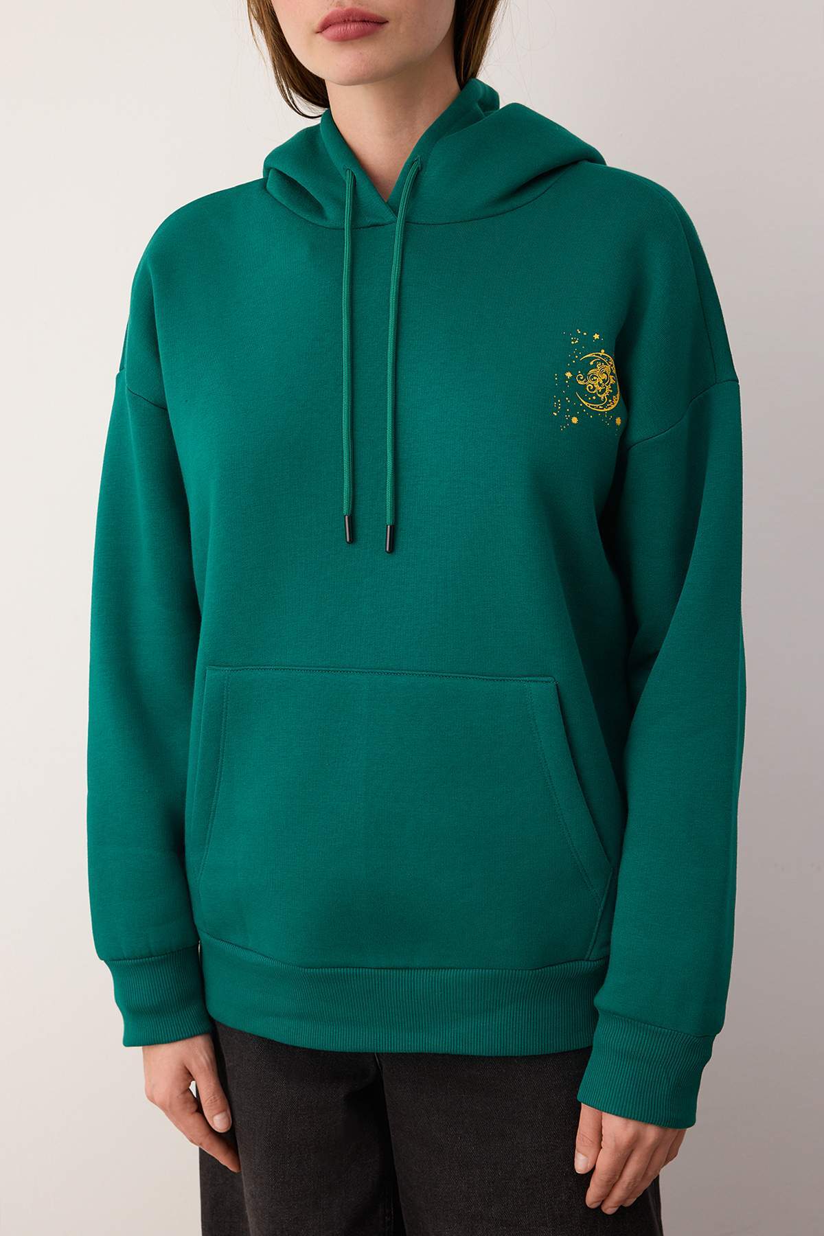 Trendyolmilla Ekru Kalın İçi Polarlı Kapüşonlu Baskılı Oversize/Geniş Kalıp Örme Sweatshirt TWOAW24SW00136
