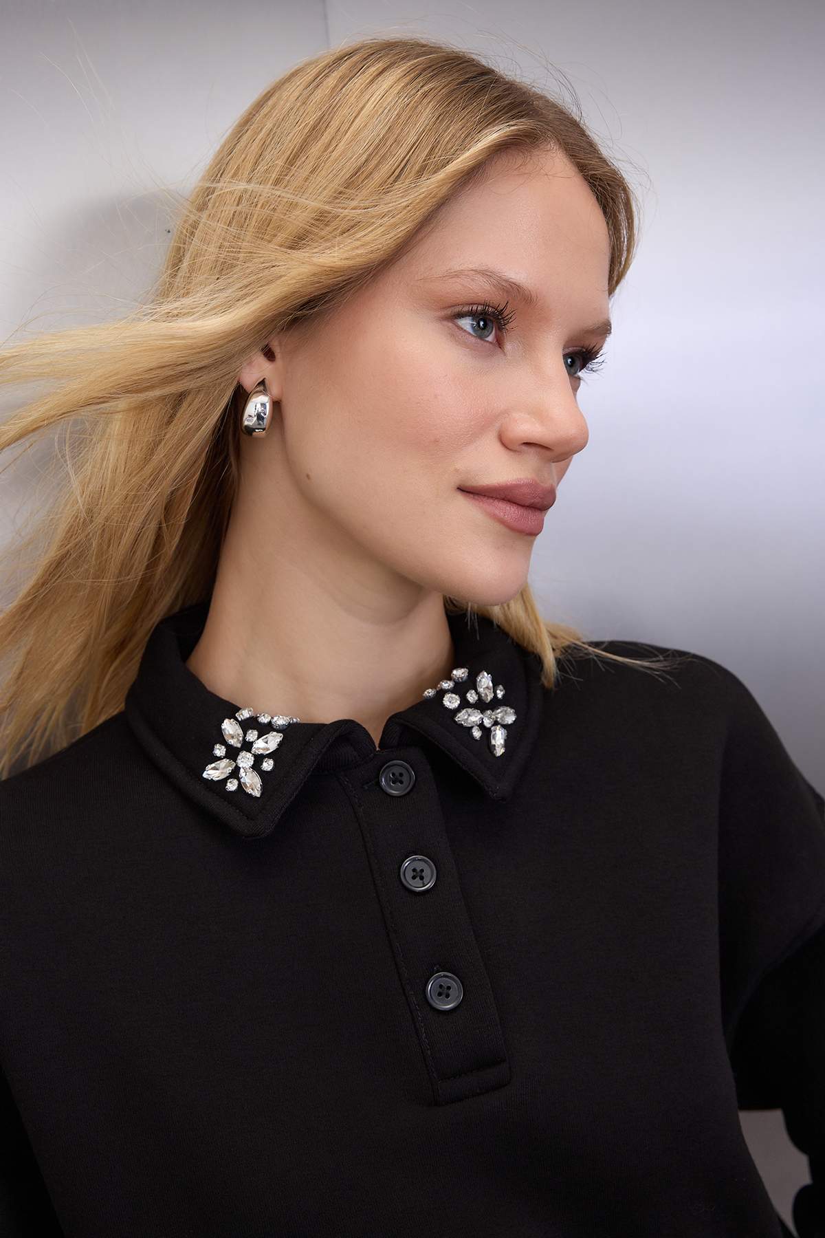 Siyah Yakası Taş Detaylı Oversize/Geniş Kalıp Örme Sweatshirt TWOAW26SW00121 Secondary image