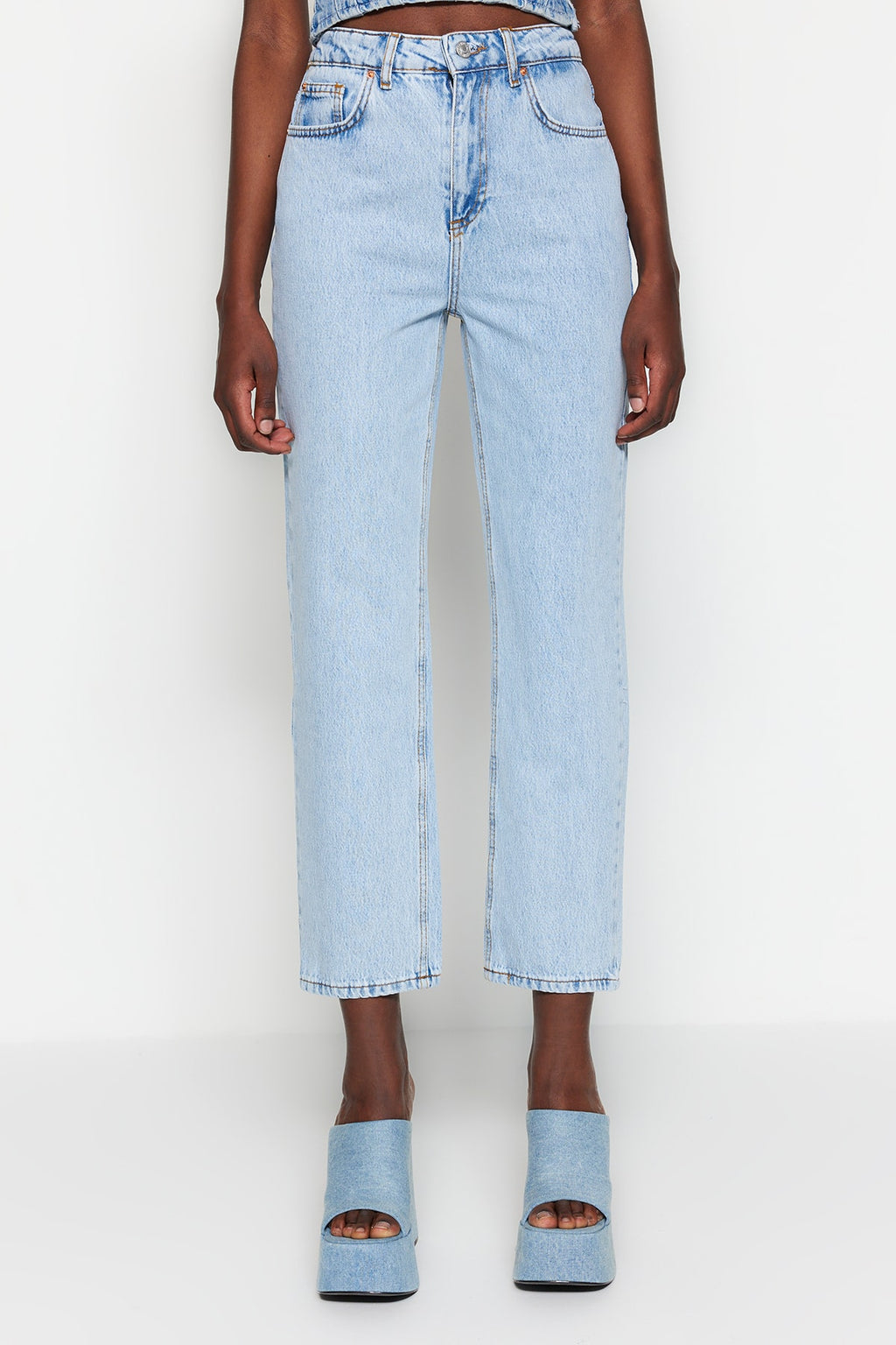 Trendyolmilla Açık Mavi Yüksek Bel Düz Kesim Straight %100 Pamuk Non-Stretch Jeans TWOSS23JE00089