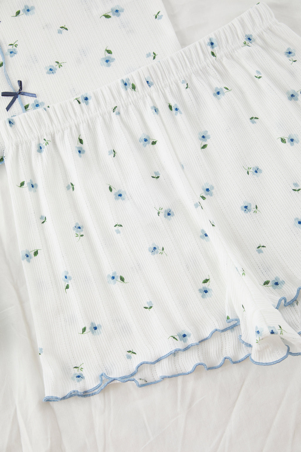 Trendyolmilla Beyaz %100 Pamuklu Çiçekli Kurdele/Fiyonklu Fitilli Şortlu Örme Pijama Takımı THMSS25PT00434