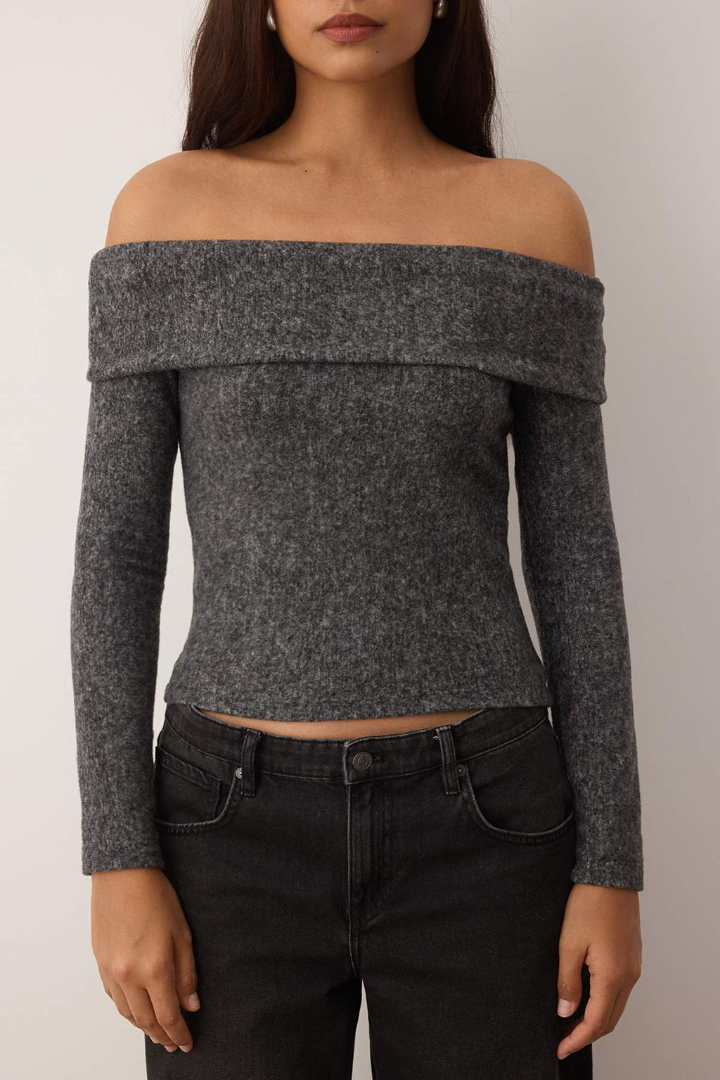 Trendyolmilla Antrasit Yumoş Düşük Omuzlu Carmen Yaka Fitted/Vücuda Oturan Örme Bluz TWOAW26BZ00081