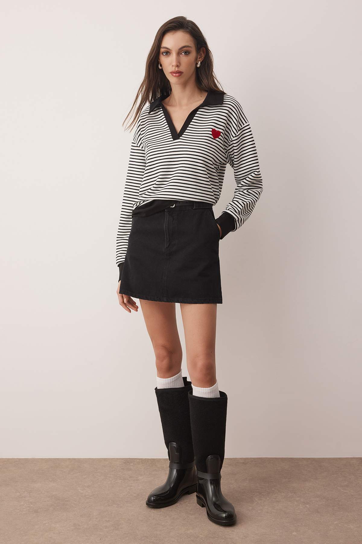 Siyah Çizgili Kalp Nakışlı Regular/Normal Kalıp Örme Sweatshirt TWOAW26SW00003 Secondary image