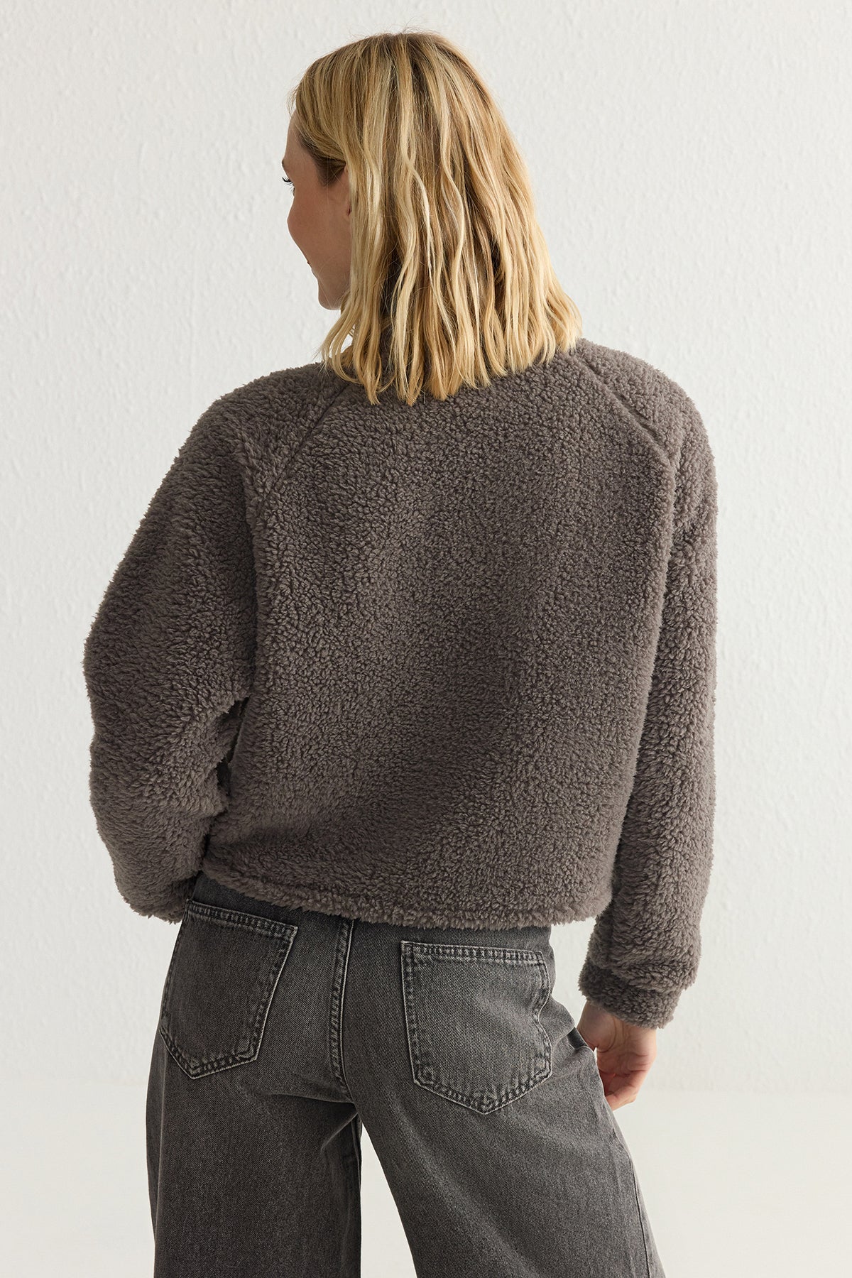 Trendyolmilla Koyu Kahverengi Peluş Regular/Normal Kalıp Dokuma Garnili Fermuarlı Örme Sweatshirt TWOAW25SW00139