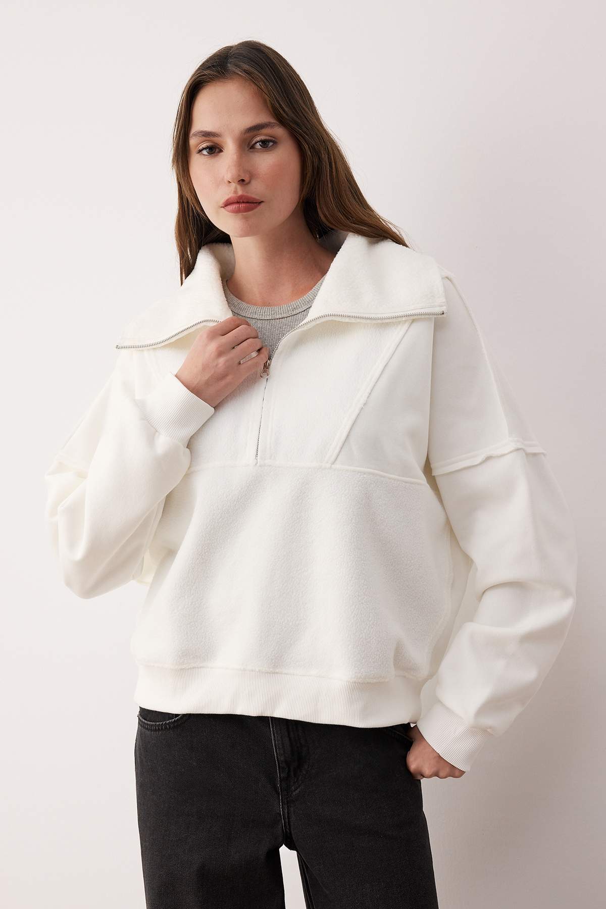 Trendyolmilla Ekru Regular/Normal Kalıp Polar Fermuarlı Cep Detaylı Kalın Örme Sweatshirt TWOAW26SW00009 Main image
