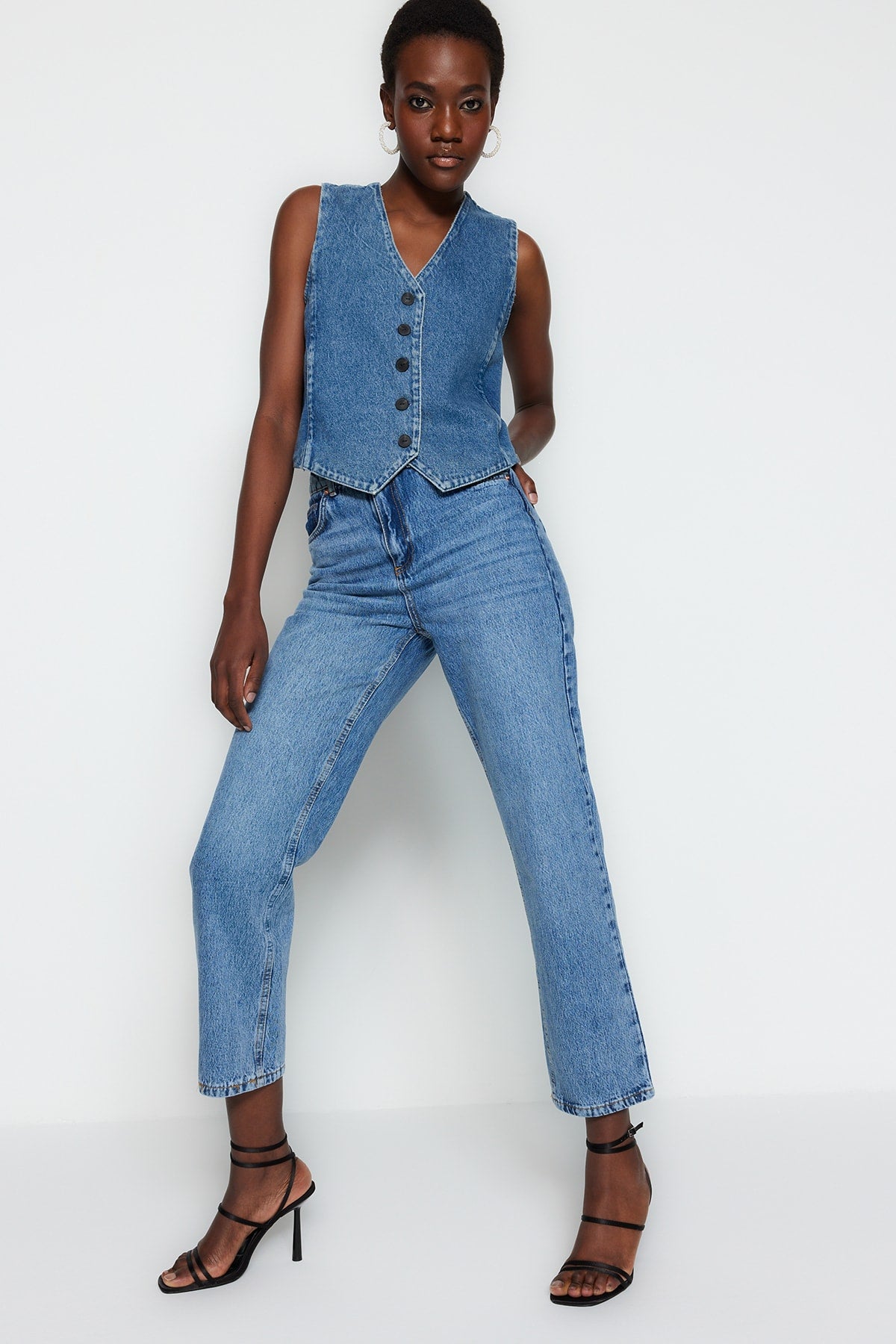 Trendyolmilla Mavi Yüksek Bel Düz Kesim Straight %100 Pamuk Non-Stretch Jeans TWOSS23JE00089
