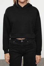 Trendyolmilla Siyah Kalın İçi Polarlı Kapüşonlu Rahat Kesim Crop Basic Örme Sweatshirt TWOAW24SW00105