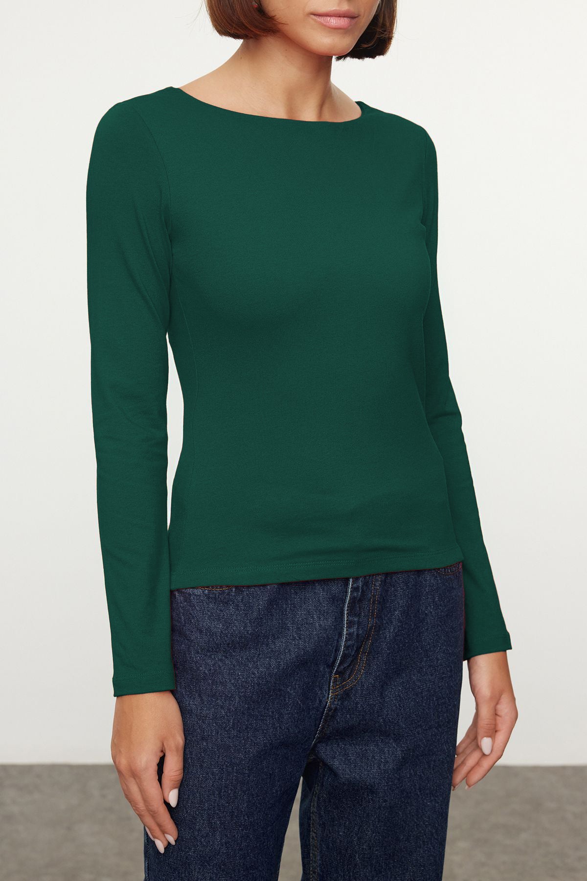Trendyolmilla Kahverengi Pamuklu Kayık Yaka Fitted/Vücuda Oturan Esnek Bluz TWOAW24BZ00166