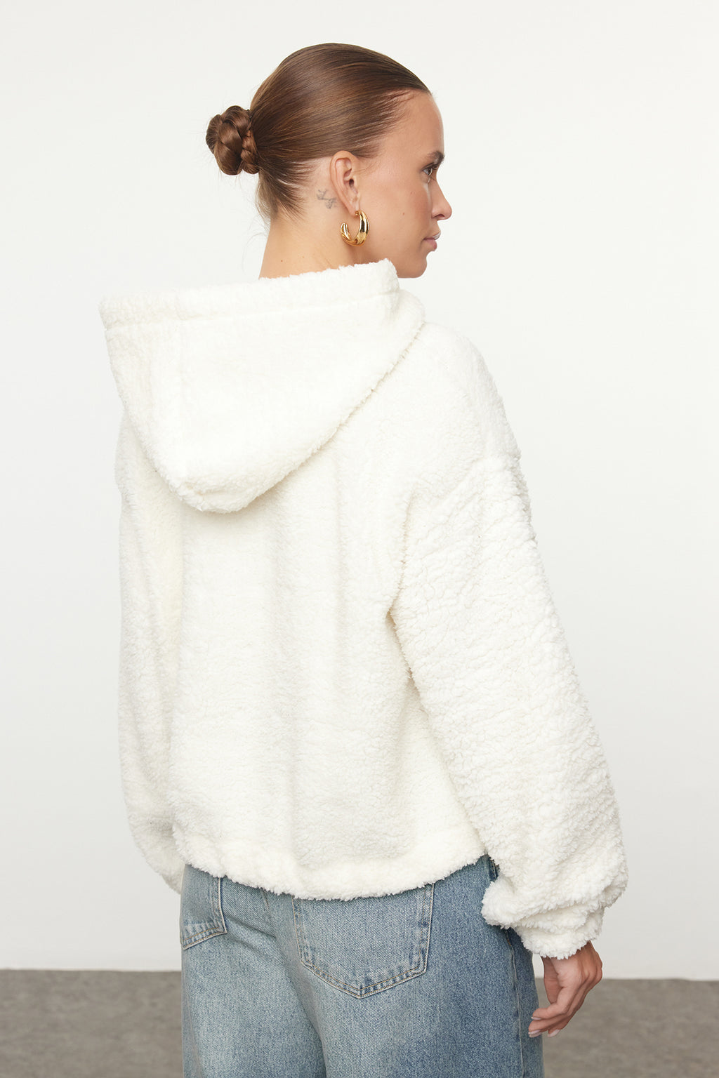 Ekru Peluş Regular/Normal Kalıp Kapüşonlu Fermuarlı Kalın Örme Sweatshirt TWOAW25SW00238