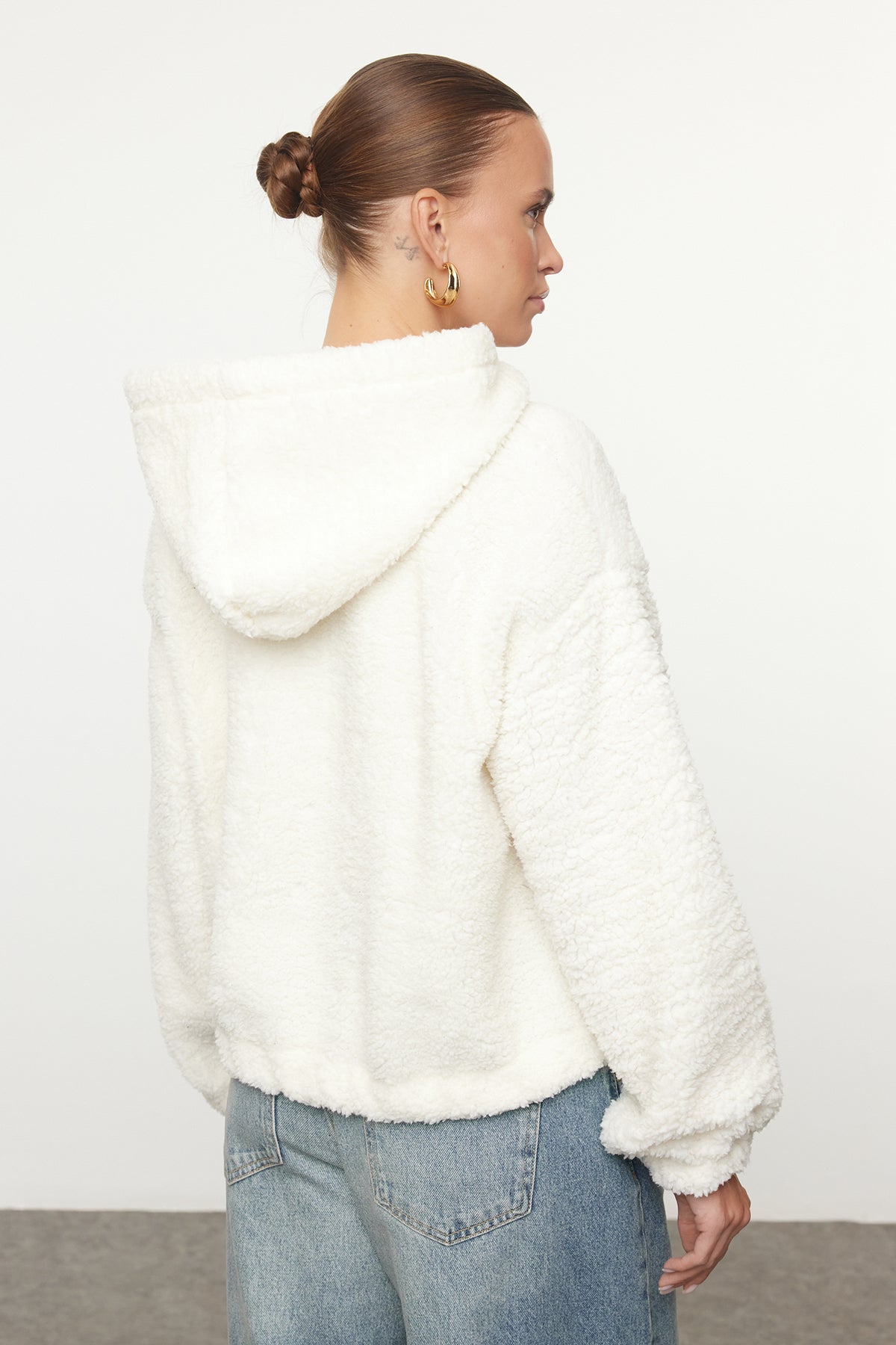 Ekru Peluş Regular/Normal Kalıp Kapüşonlu Fermuarlı Kalın Örme Sweatshirt TWOAW25SW00238