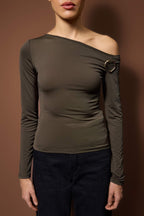 Trendyolmilla Haki Fitted Düşük Omuzlu Aksesuar Detaylı Asimetrik Yaka Esnek Örme Bluz TWOAW26BZ00075