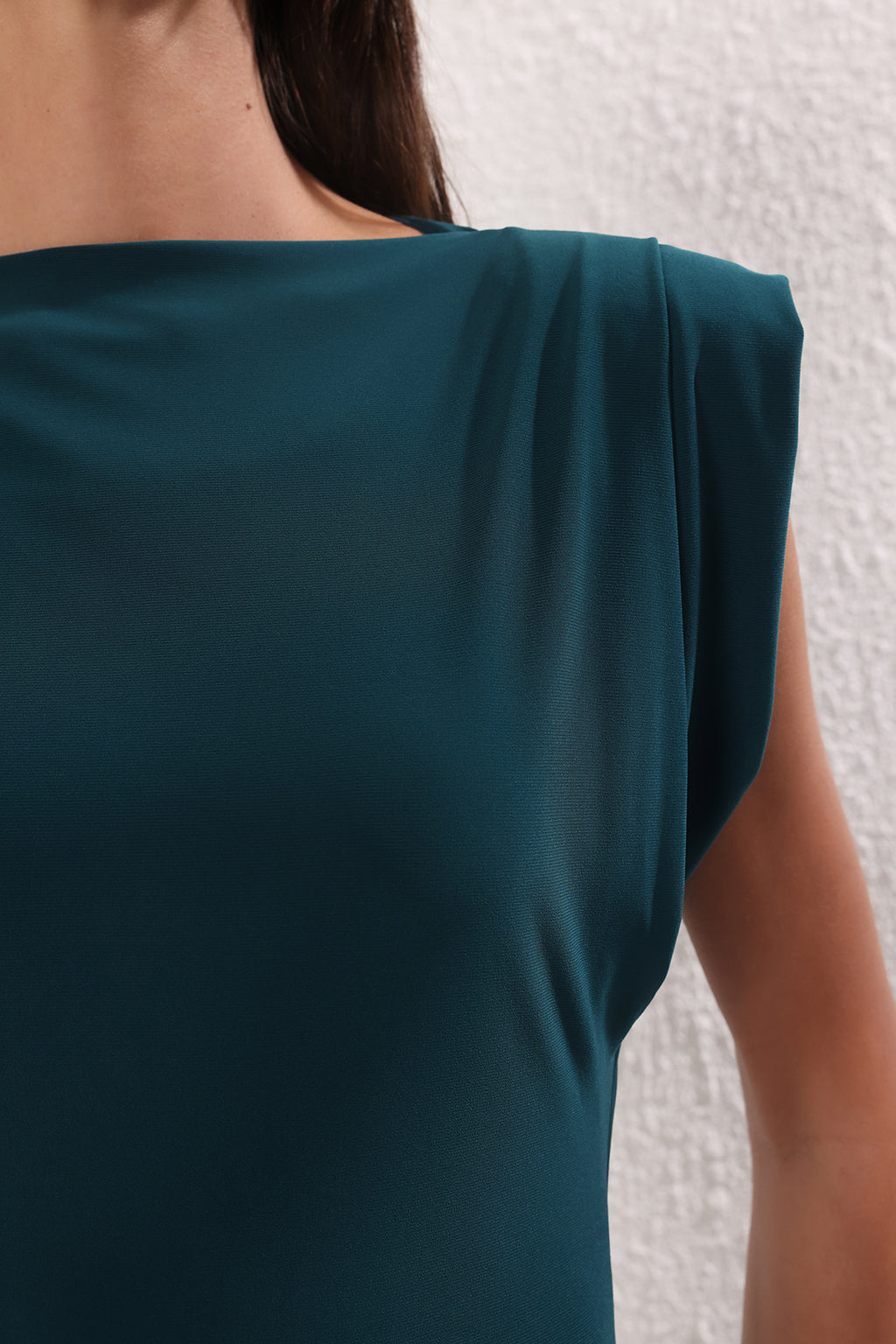 Trendyolmilla Zümrüt Yeşili Düz Vatkalı Drapeli Bodycone/Vücuda Oturan Esnek Örme Elbise TWOSS24EL00975