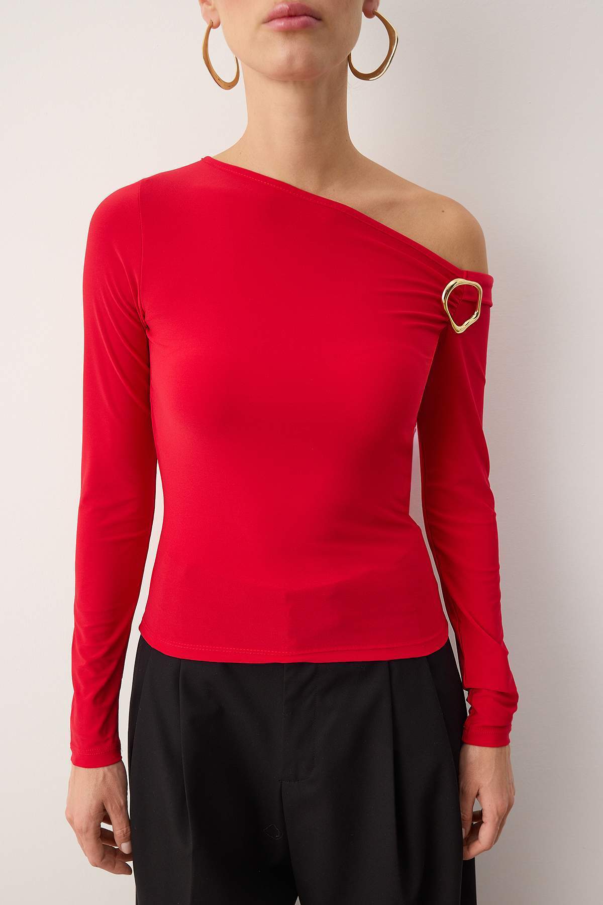 Trendyolmilla Haki Fitted Düşük Omuzlu Aksesuar Detaylı Asimetrik Yaka Esnek Örme Bluz TWOAW26BZ00075