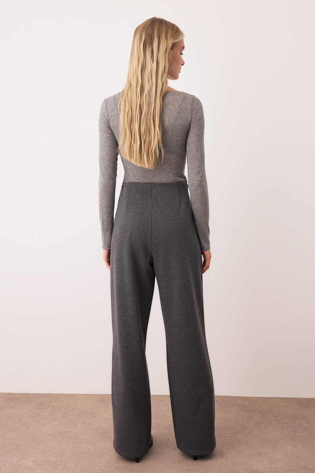 Trendyolmilla Siyah Diagonel Pileli Düğmeli Wide Leg/Geniş Paça Örme Pantolon TWOAW26PL00041