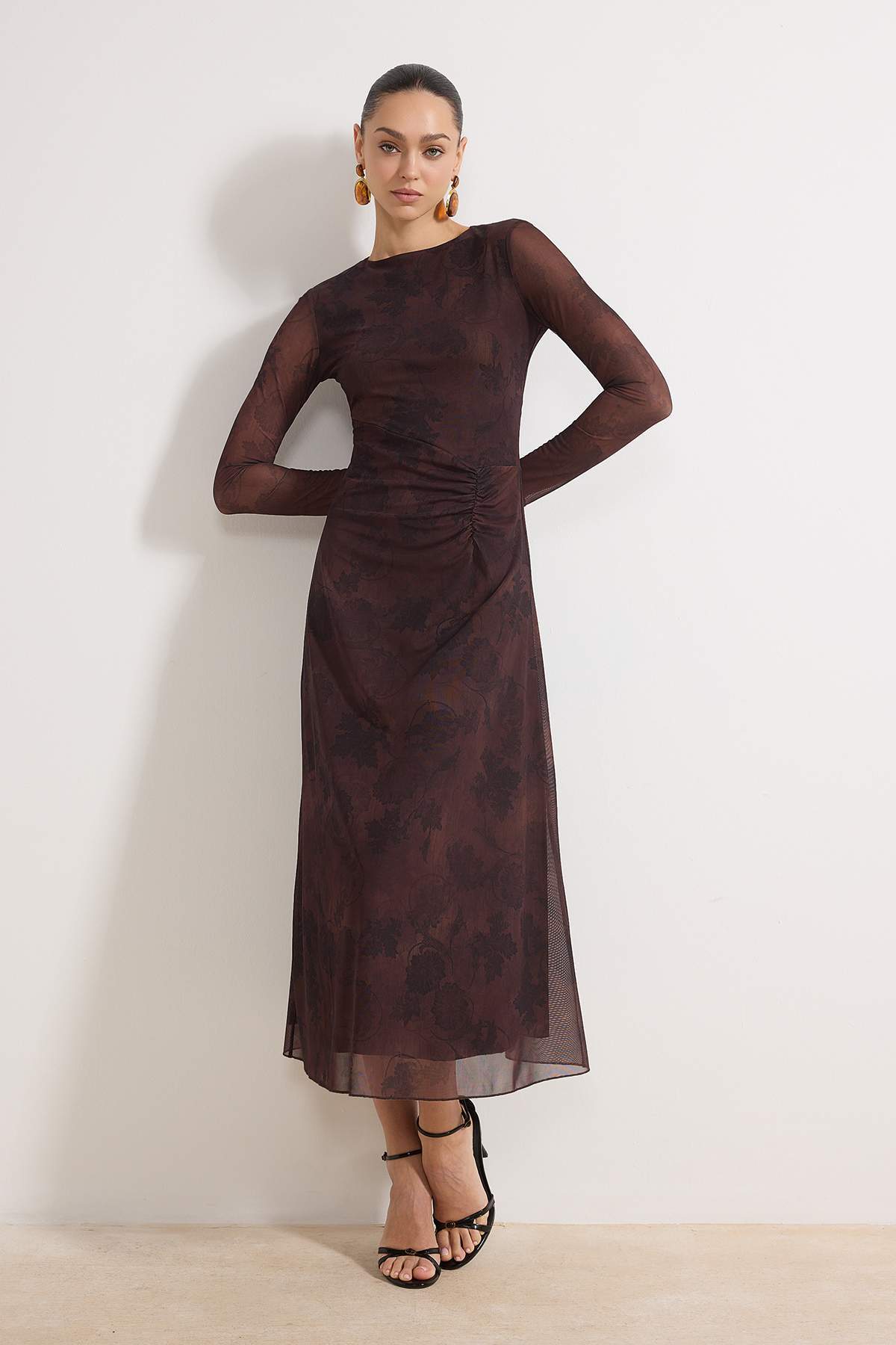 Trendyolmilla Kahverengi Baskılı Büzgü / Drape Maxi Örme Elbise TWOAW25EL00408