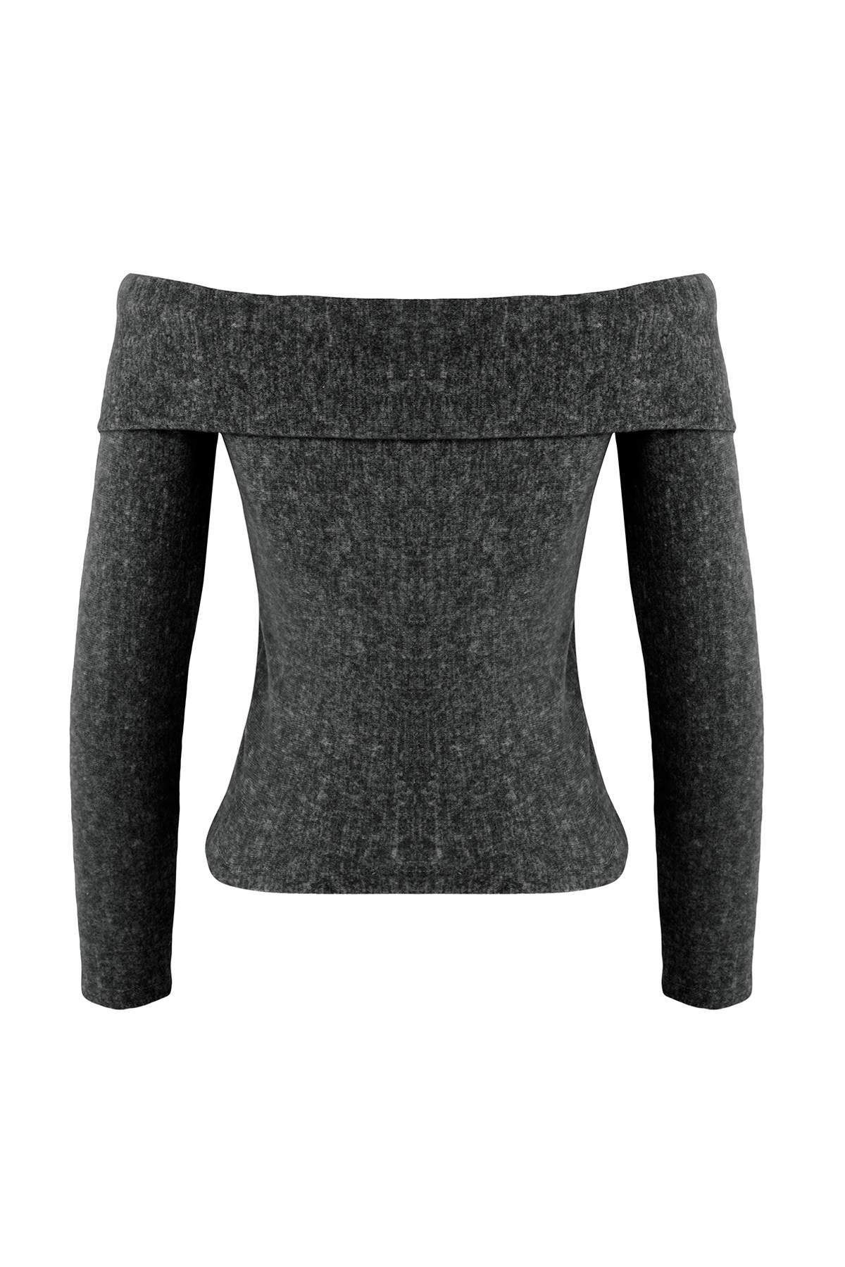 Trendyolmilla Antrasit Yumoş Düşük Omuzlu Carmen Yaka Fitted/Vücuda Oturan Örme Bluz TWOAW26BZ00081