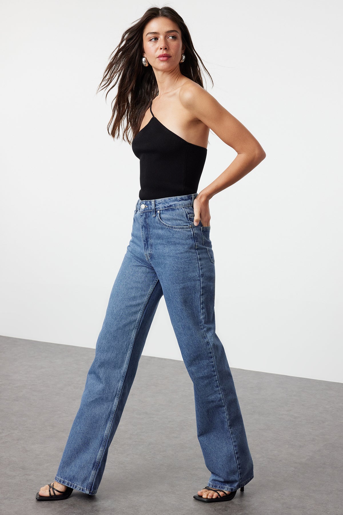 Trendyolmilla Koyu Mavi Yüksek Bel Wide Leg Geniş Paça %100 Pamuk Non-Stretch Jeans TWOSS23JE00068