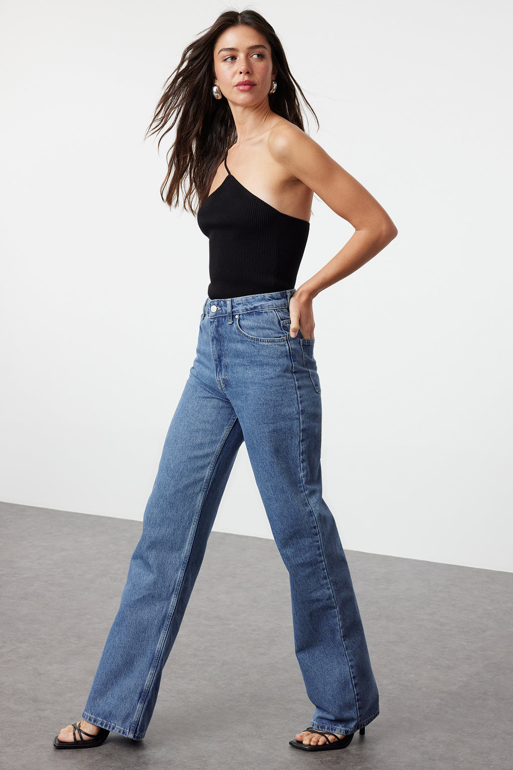 Trendyolmilla Koyu Mavi Yüksek Bel Wide Leg Geniş Paça %100 Pamuk Non-Stretch Jeans TWOSS23JE00068