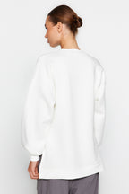 Trendyolmilla Siyah Oversize/Geniş Kalıp Yırtmaç Detaylı Kalın İçi Polarlı Örme Sweatshirt TWOAW23SW00195