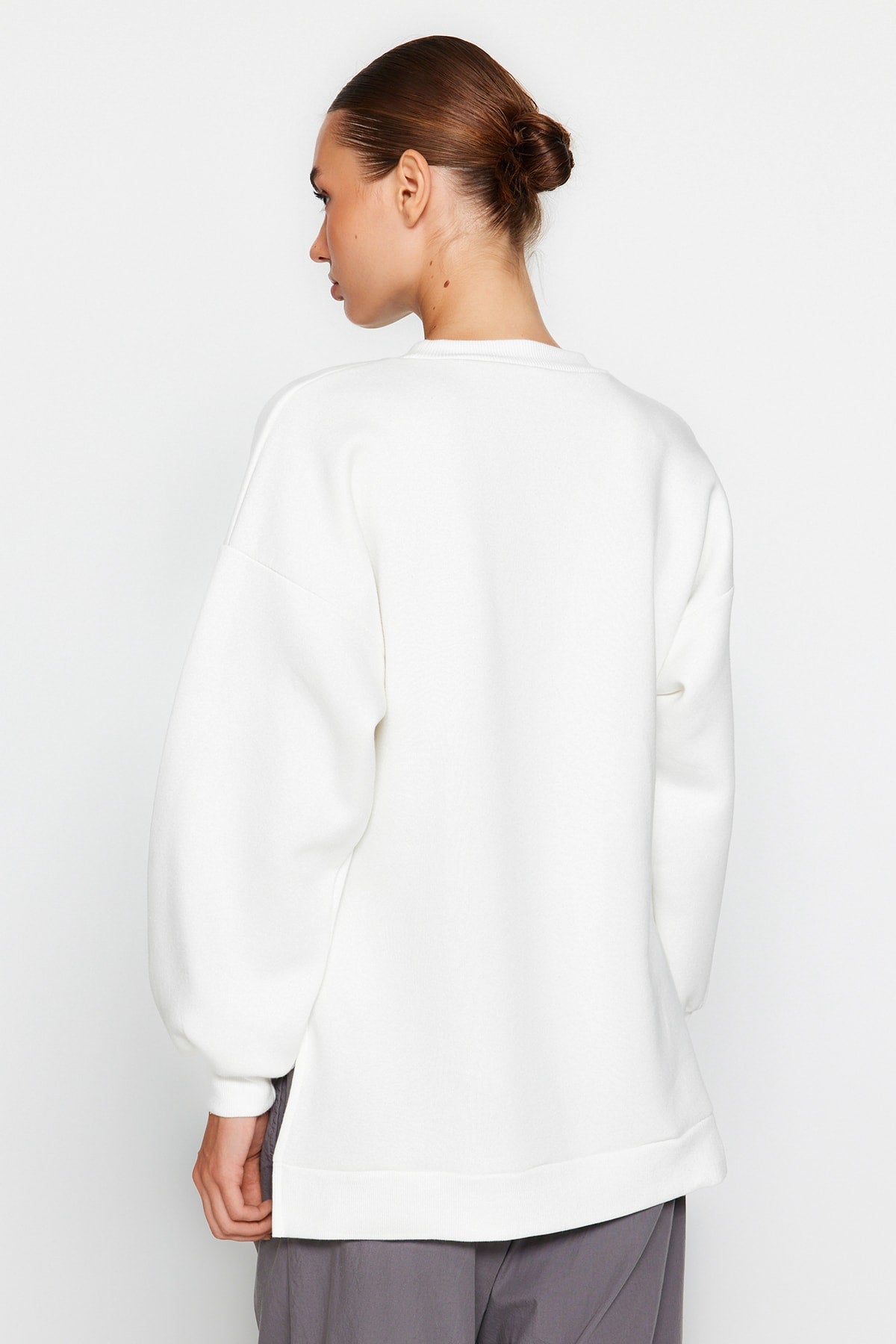 Trendyolmilla Ekru Oversize/Geniş Kalıp Yırtmaç Detaylı Kalın İçi Polarlı Örme Sweatshirt TWOAW23SW00195