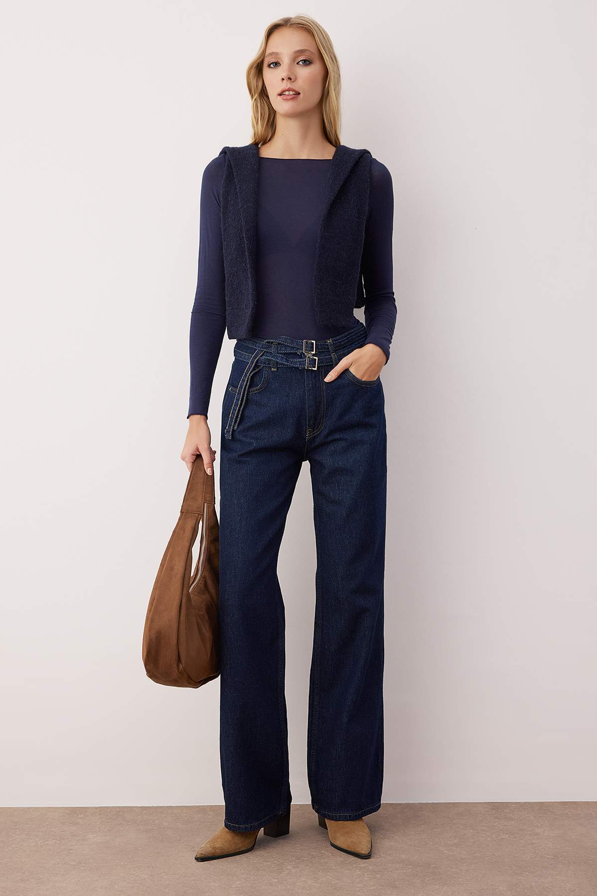 Trendyolmilla Koyu Mavi Yüksek Bel Kemer Detaylı Wide Leg Geniş Paça %100 Pamuk Non-Stretch Jeans TWOAW26JE00164 Main image