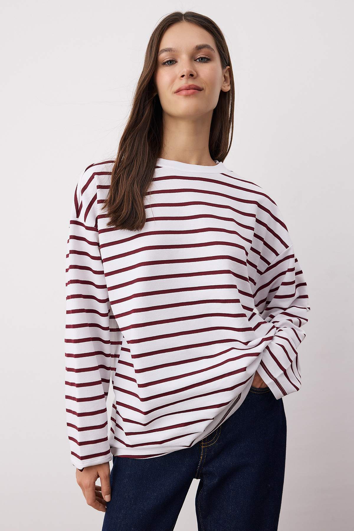 Trendyolmilla Beyaz Çizgili Oversize/Geniş Kesim Bisiklet Yaka İnce Örme Sweatshirt TWOAW23SW00326