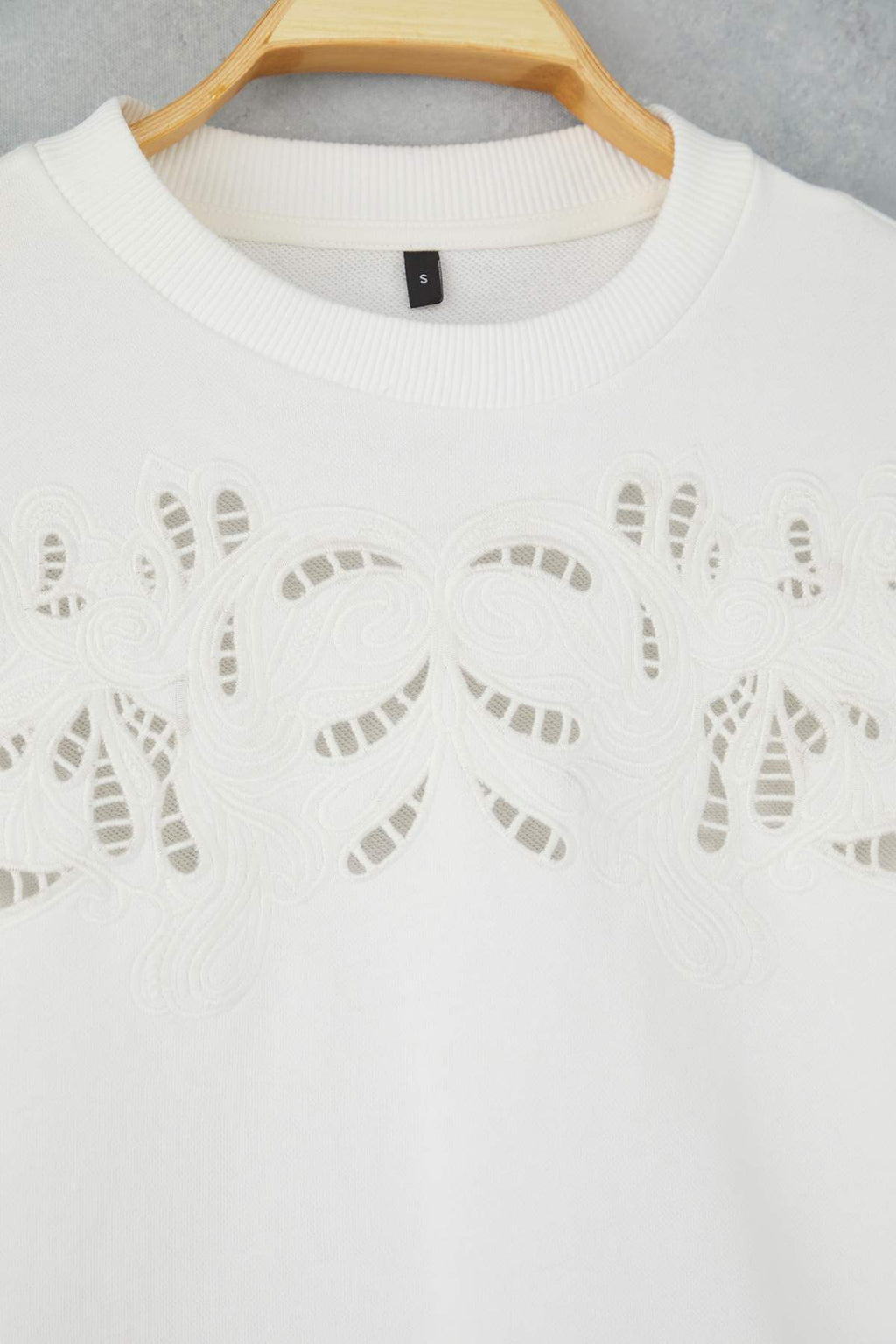 Ekru Nakışlı Regular/Normal Kalıp Örme Sweatshirt TWOAW26SW00011
