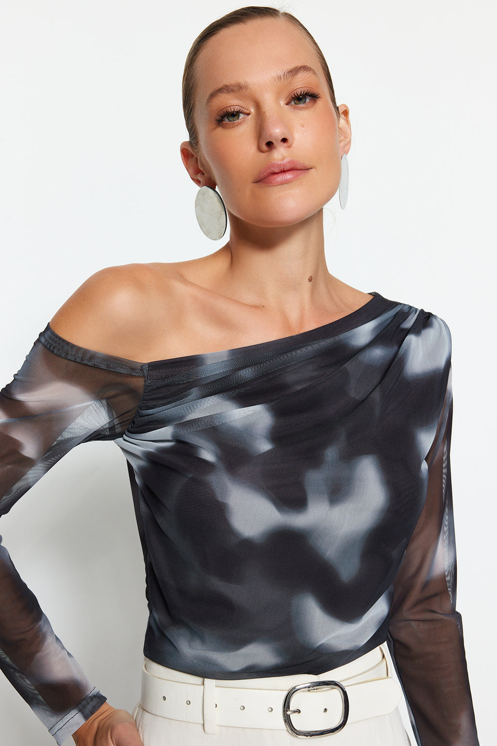 Trendyolmilla Antrasit Tül Fitted/Vücuda Oturan Astarlı Asimetrik Yaka Bluz TWOAW24BZ00051