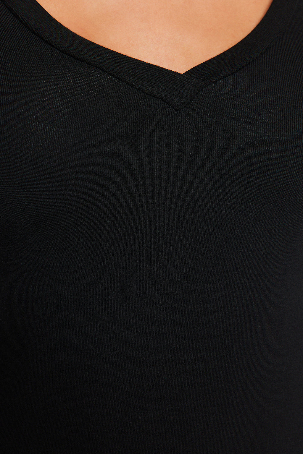 Trendyolmilla Siyah Premium Yumuşak Kumaşlı V Yaka Fitted/Vücuda Oturan Esnek Örme Bluz TWOAW24BZ00050