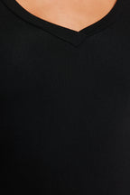 Trendyolmilla Siyah Premium Yumuşak Kumaşlı V Yaka Fitted/Vücuda Oturan Esnek Örme Bluz TWOAW24BZ00050