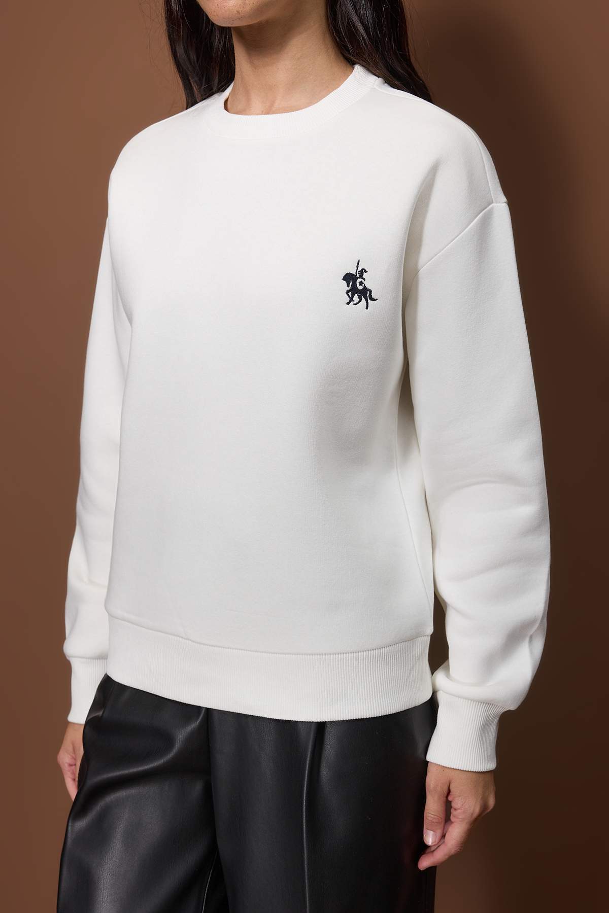 Ekru Kalın İçi Polarlı Regular/Normal Kalıp Nakışlı Örme Sweatshirt TWOAW26SW00253