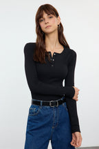 Trendyolmilla Siyah Çıtçıtlı Fitted/Vücuda Oturan Fitilli Esnek Örme Bluz TWOAW25BZ00080