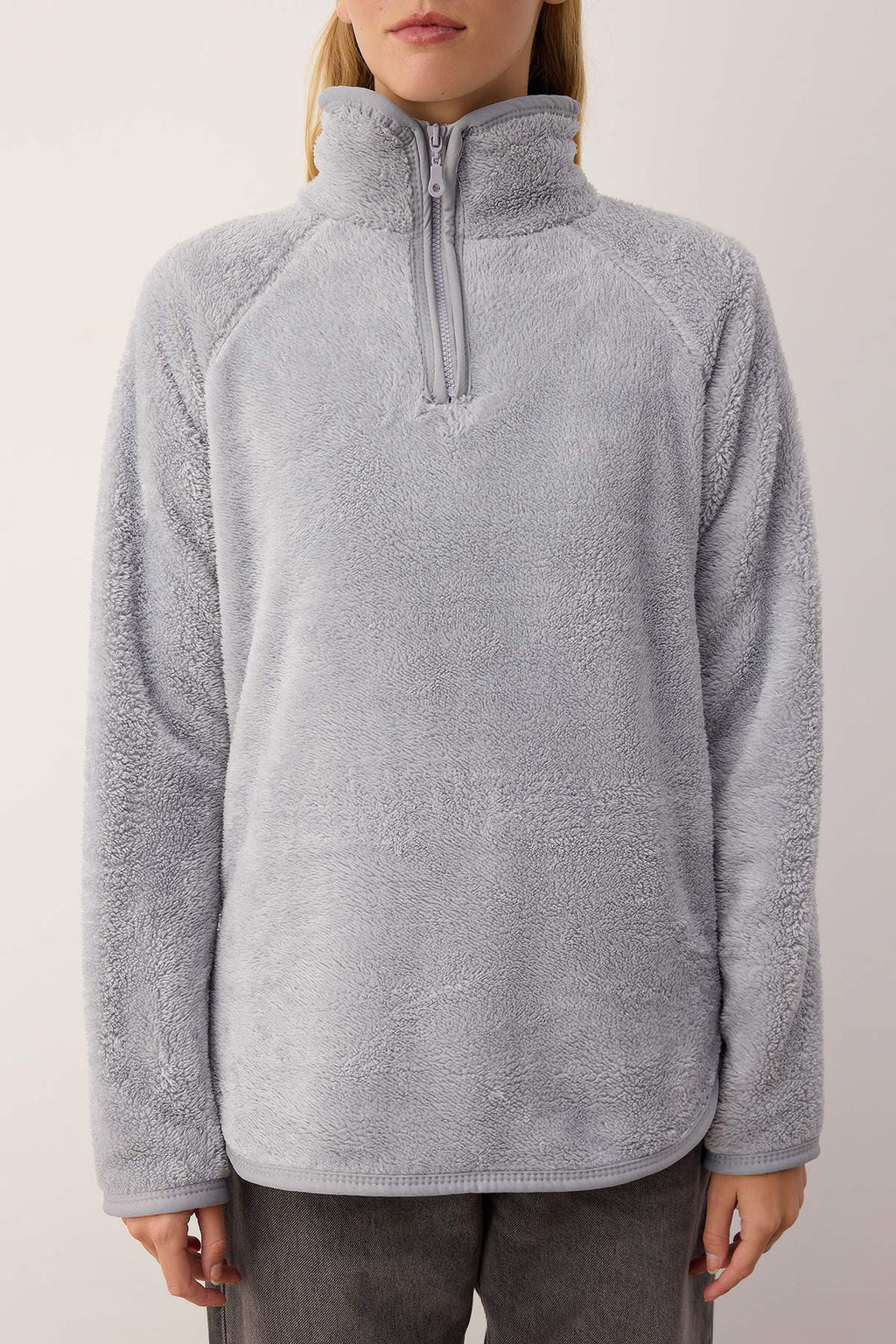 Gri Peluş Dik Yaka Yarım Fermuarlı Oversize/Geniş Kalıp Örme Sweatshirt TWOAW26SW00138