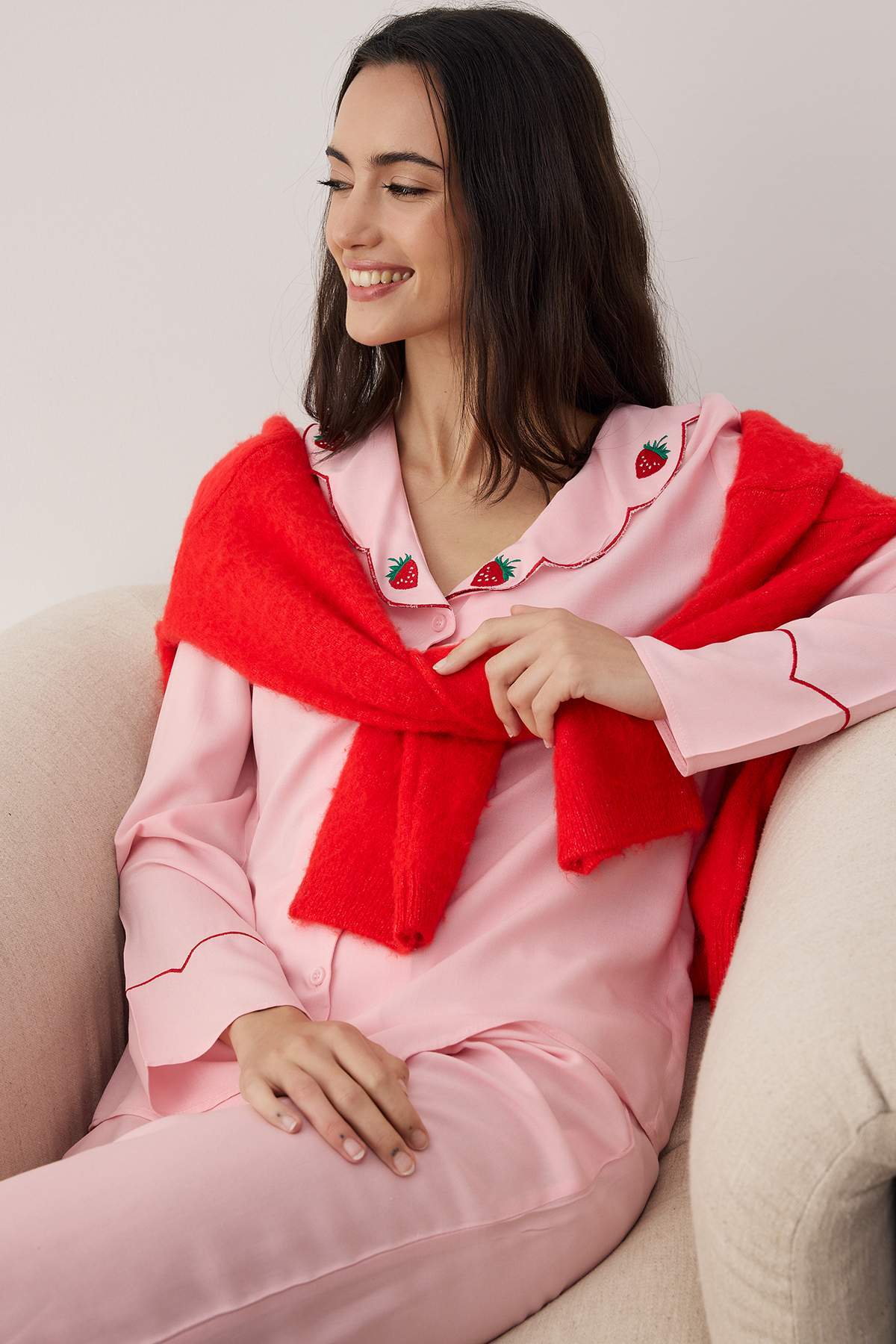 Pembe Çilek Nakışlı Viskon Dokuma Pijama Takımı THMAW26PT00169 Main image