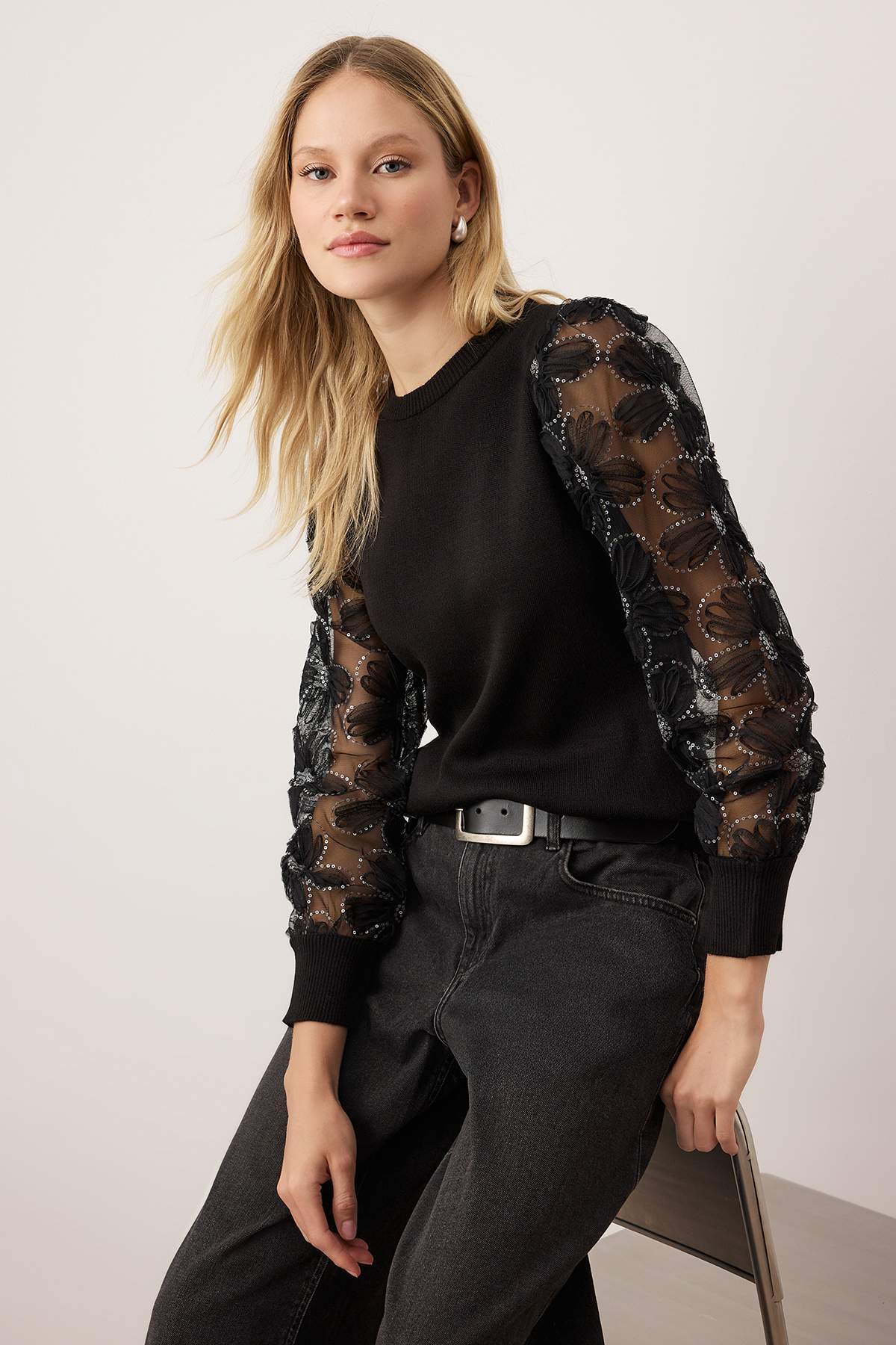 Trendyolmilla Siyah Tül Garnili Kol Detaylı Triko Kazak TWOAW26KZ00164 Secondary image