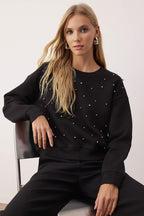 Trendyolmilla Siyah Taş Akseusar Detaylı Bisiklet Yaka Regular Crop Örme Sweatshirt TWOAW26SW00090
