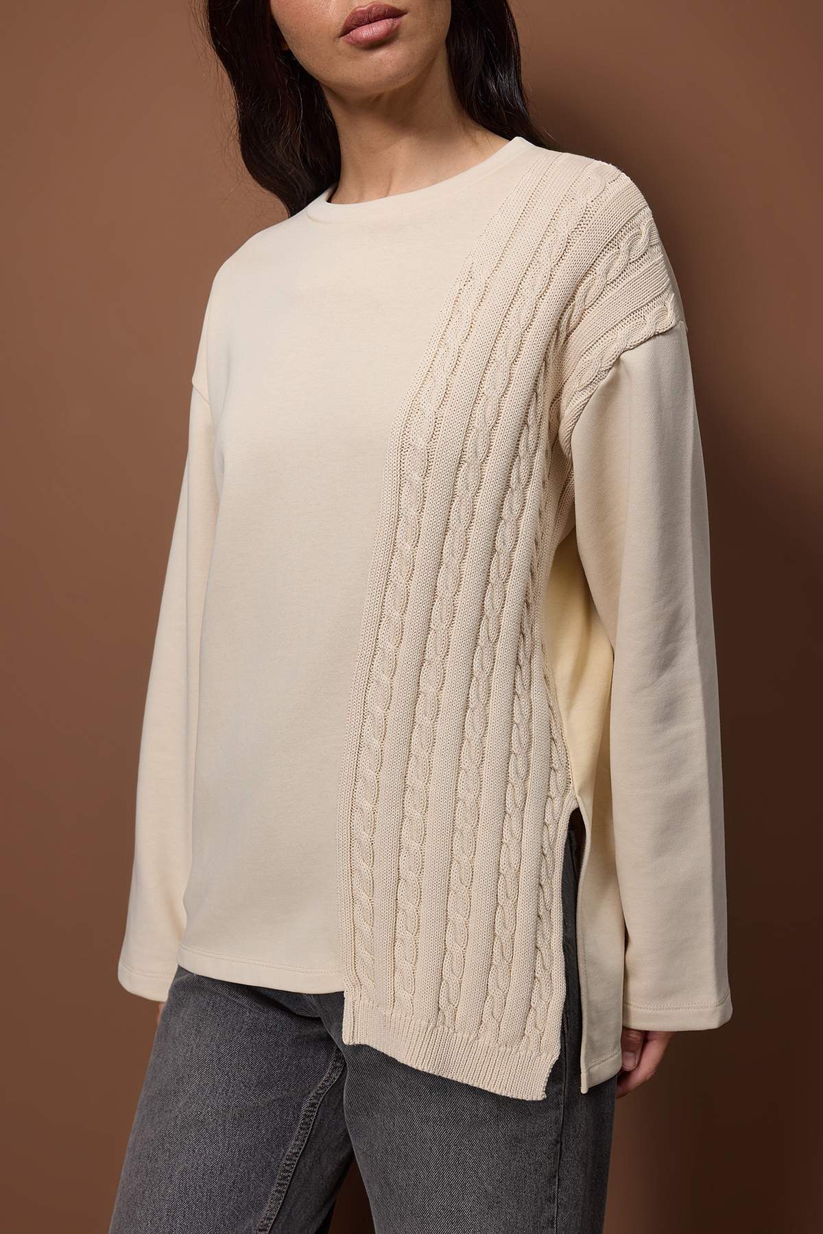Taş Triko Detaylı Bisiklet Yaka Relaxed Örme Sweatshirt TWOAW26SW00076