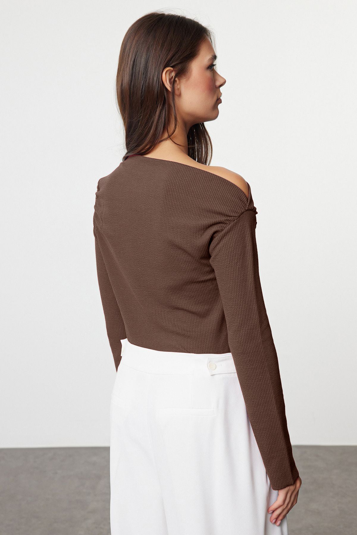 Trendyolmilla Bordo Drapeli Kayık Yaka Asimetrik Esnek Uzun Kol Örme Bluz TWOAW24BZ00393