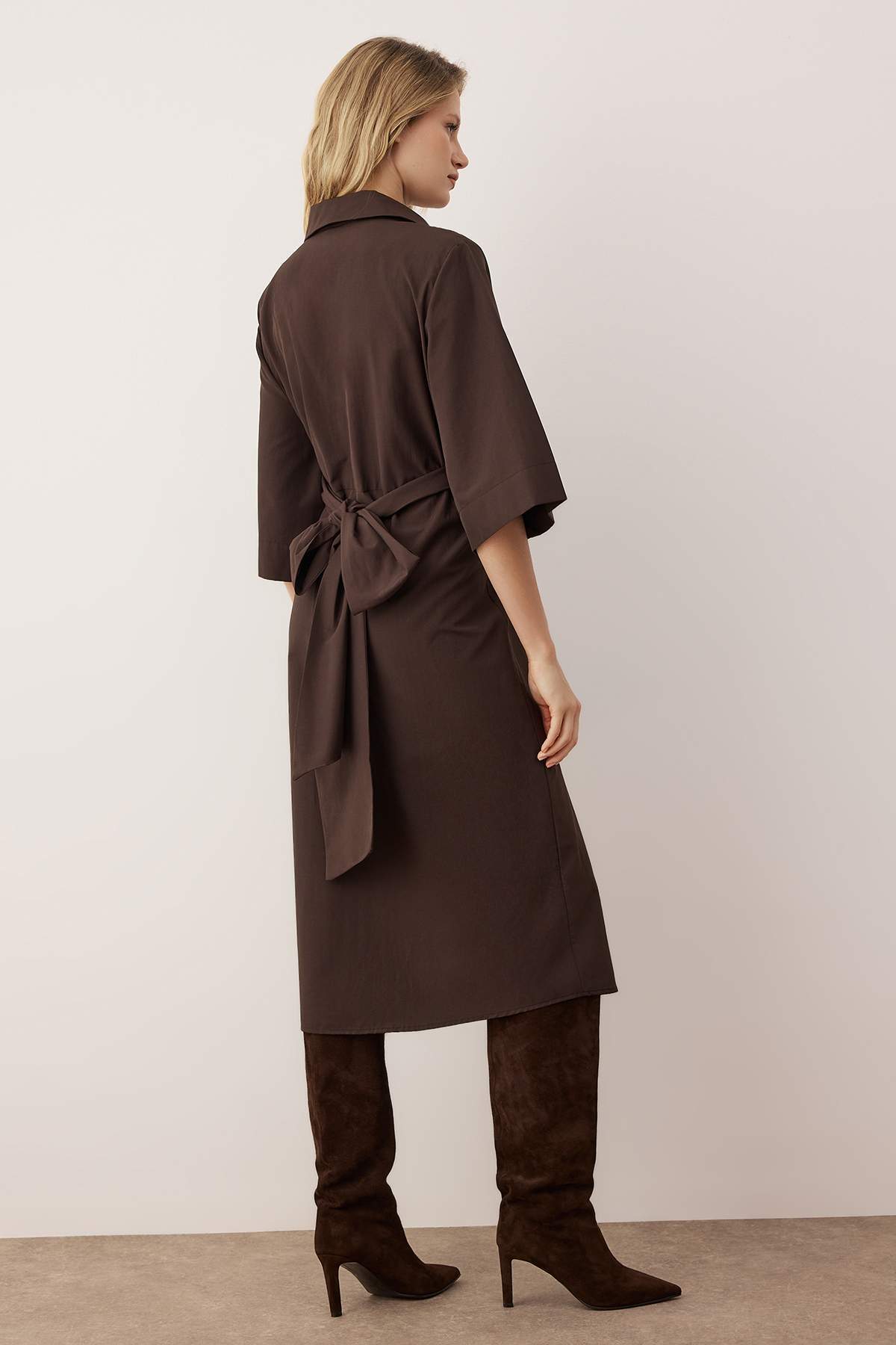 Vücut Seçmeyen Koyu Kahverengi Belli Kuşak Detaylı Dokuma Elbise TWOAW26EL00243