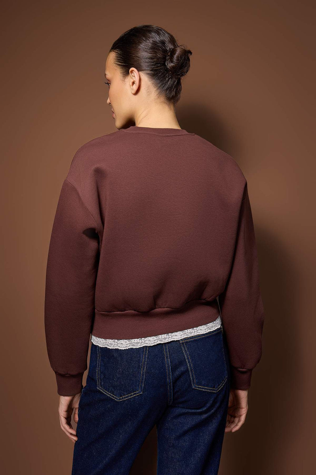 Trendyolmilla Teen Kahverengi Regular Dantel Detaylı Slogan Nakışlı Kalın Polarlı Örme Sweatshirt TWOAW26SW00153