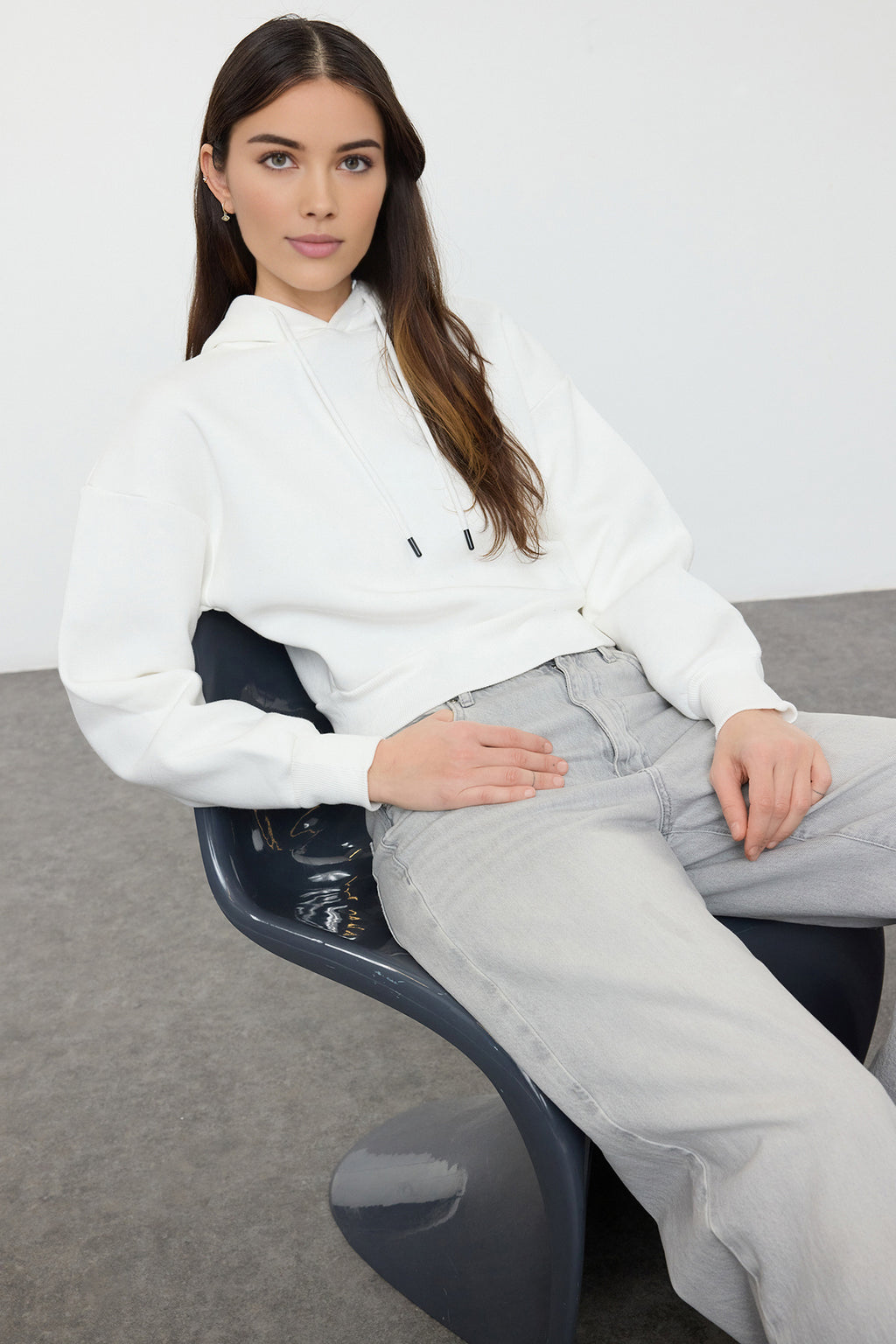 Trendyolmilla Siyah Kalın İçi Polarlı Kapüşonlu Rahat Kesim Crop Basic Örme Sweatshirt TWOAW24SW00105