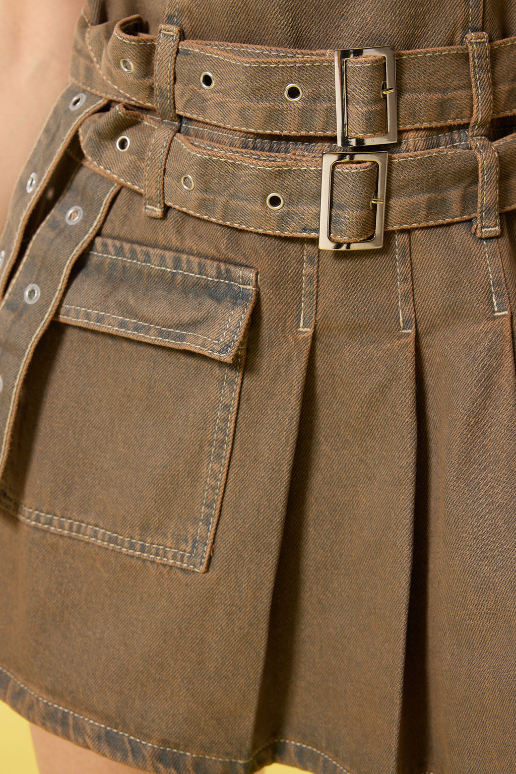 Kahverengi Kemerli Cep Detaylı Pileli Mini Denim Elbise TWOSS25EL00172