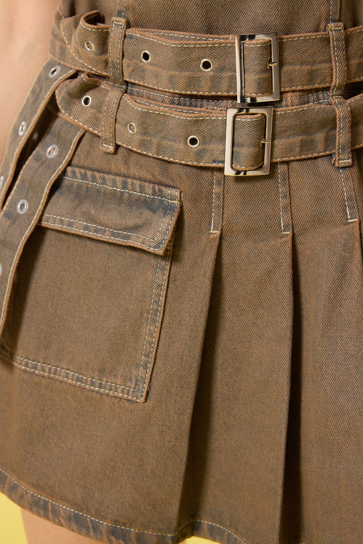 Kahverengi Kemerli Cep Detaylı Pileli Mini Denim Elbise TWOSS25EL00172