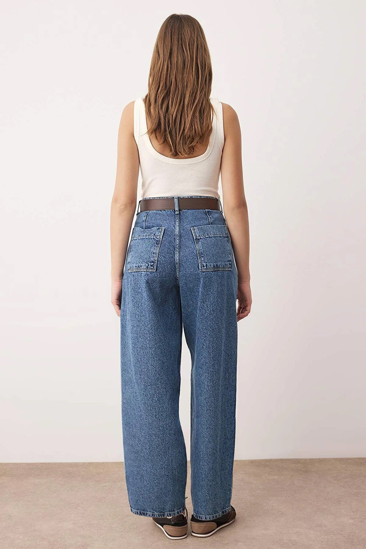 Trendyolmilla Ekru Kahverengi Kemerli Dikiş Detaylı Yüksek Bel Barrel Baggy Jeans TWOSS25JE00182