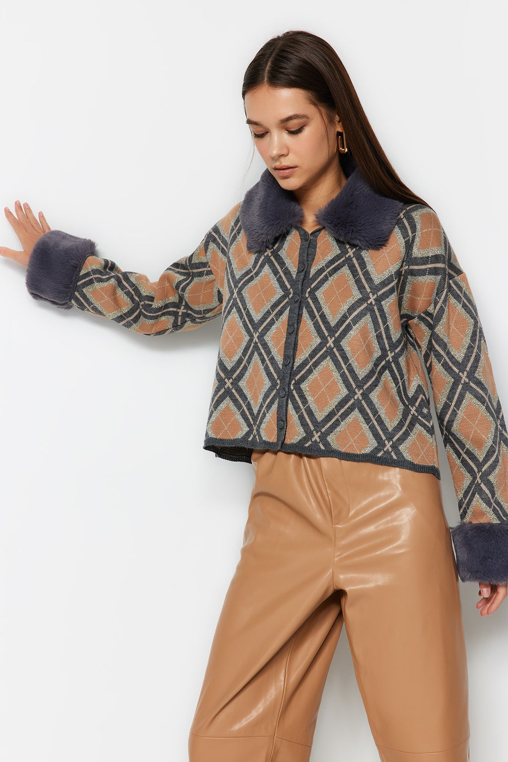 Trendyolmilla Siyah Çıkartılabilir Suni Kürklü Simli Crop Triko Hırka TWOAW24HI00043