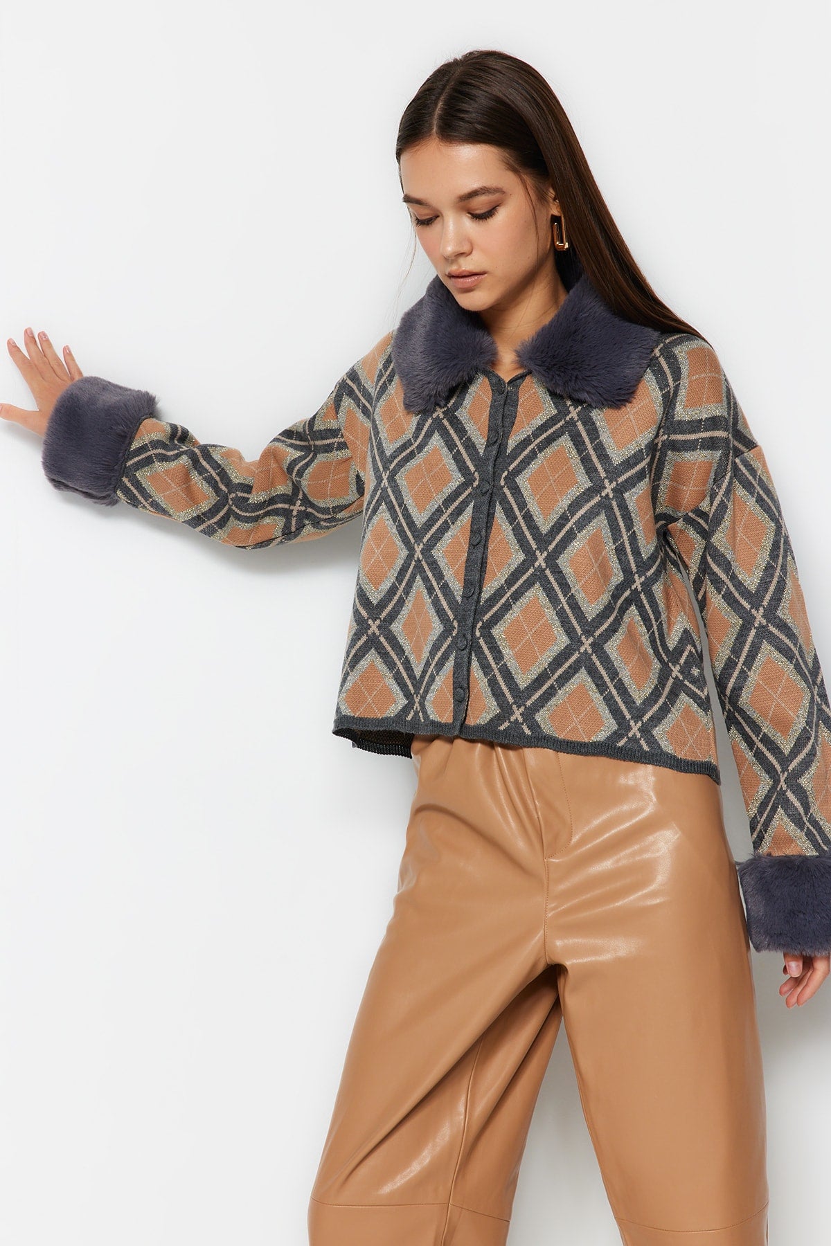 Trendyolmilla Siyah Çıkartılabilir Suni Kürklü Simli Crop Triko Hırka TWOAW24HI00043